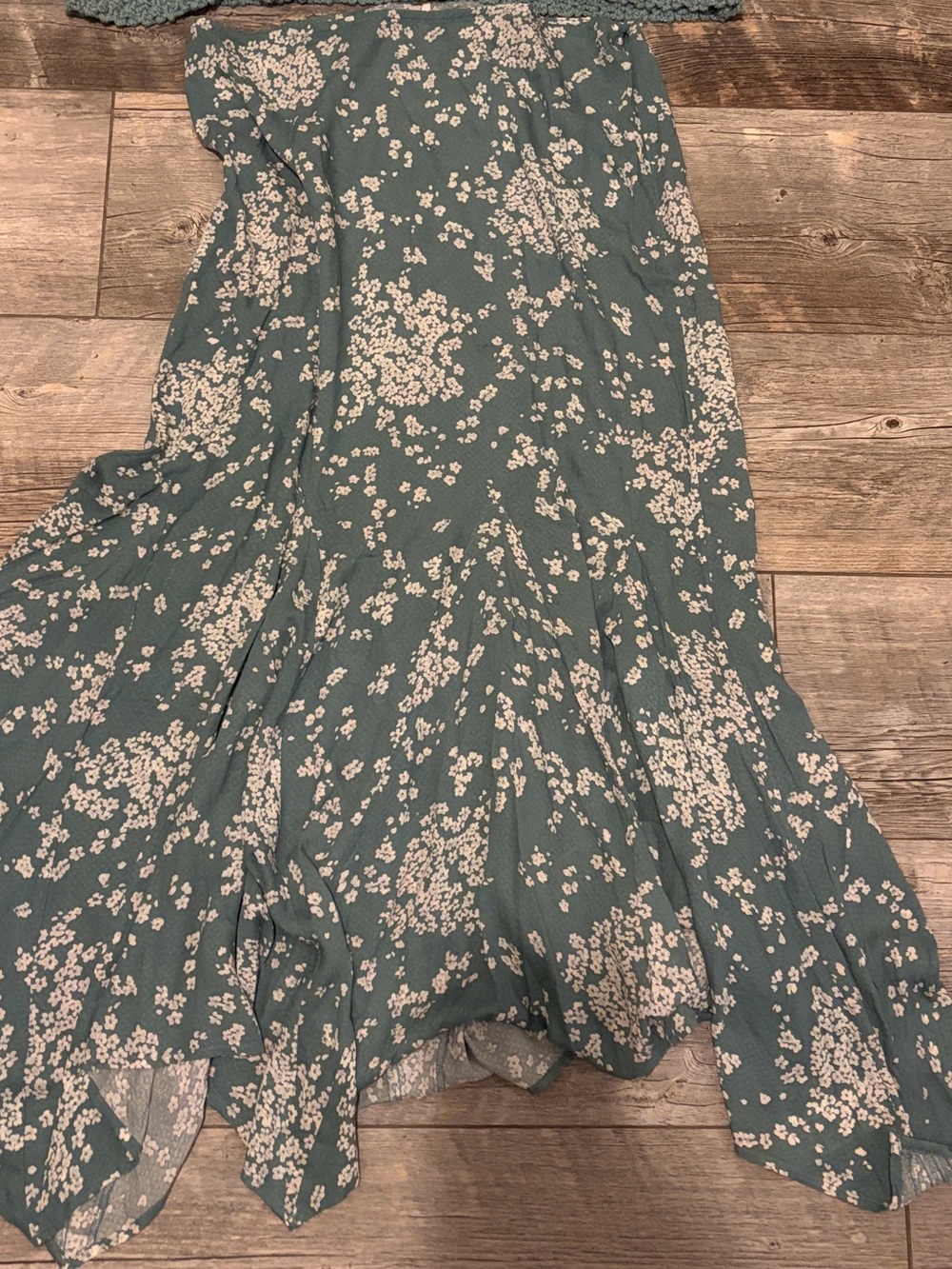 Free People pale green & cream floral handkerchief trim maxi skirt Sz 12 (10)